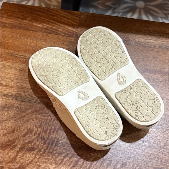 OluKai Pehuea Shoes. Cream color. Sz. 7. Slip on loafers. Boat shoes. - Picture 6 of 8